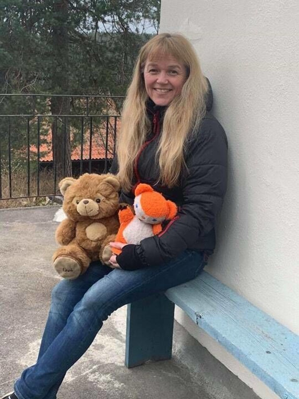 GLAD I KOSEBAMSER: Monica Merete Jensen med Colargol, som har fulgt med henne siden hun ble døpt, og en brun bamse som tilhørte hennes svigermor. GLAD I KOSEBAMSER: Monica Merete Jensen med Colargol, som har fulgt med henne siden hun ble døpt, og en brun bamse som tilhørte hennes svigermor.