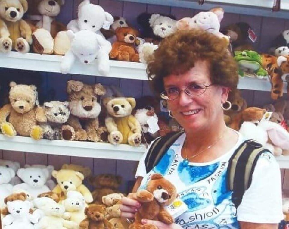 BAMSEGLAD SVIGERMOR: Bildet viser Monica Meretes bamseglade svigermor, Unni Limseth Larsen, på tur. Hvor mange bamser og ting med bamsemotiv hun egentlig hadde er ikke lett å si. Hun hadde fysiske lekebamser i ulike størrelser fra stort til smått. Hun hadde pyntebamser i keramikk og i glass, pyntefat, kopper, klær, gardiner, sengetøy, vesker, små pengepunger, sekker, tallerkenbrikker, håndklær og vaskekluter med bamsemotiv. Hun hadde også smykker og øredobber med bamser. Enkelte ting var utformet som en bamse, slik som knagger, lamper, såper og en honningskål hvor lokket var hodet og selve skålen var bamsekroppen, Hun hadde bamser som brukte å være med når hun var ute og reiste, og det det gjorde hun ofte. Da hun ble syk og ikke kunne reise mer, var bamsene til enda større glede for henne, og de fulgte henne helt til det siste. BAMSEGLAD SVIGERMOR: Bildet viser Monica Meretes bamseglade svigermor, Unni Limseth Larsen, på tur. Hvor mange bamser og ting med bamsemotiv hun egentlig hadde er ikke lett å si. Hun hadde fysiske lekebamser i ulike størrelser fra stort til smått. Hun hadde pyntebamser i keramikk og i glass, pyntefat, kopper, klær, gardiner, sengetøy, vesker, små pengepunger, sekker, tallerkenbrikker, håndklær og vaskekluter med bamsemotiv. Hun hadde også smykker og øredobber med bamser. Enkelte ting var utformet som en bamse, slik som knagger, lamper, såper og en honningskål hvor lokket var hodet og selve skålen var bamsekroppen, Hun hadde bamser som brukte å være med når hun var ute og reiste, og det det gjorde hun ofte. Da hun ble syk og ikke kunne reise mer, var bamsene til enda større glede for henne, og de fulgte henne helt til det siste.