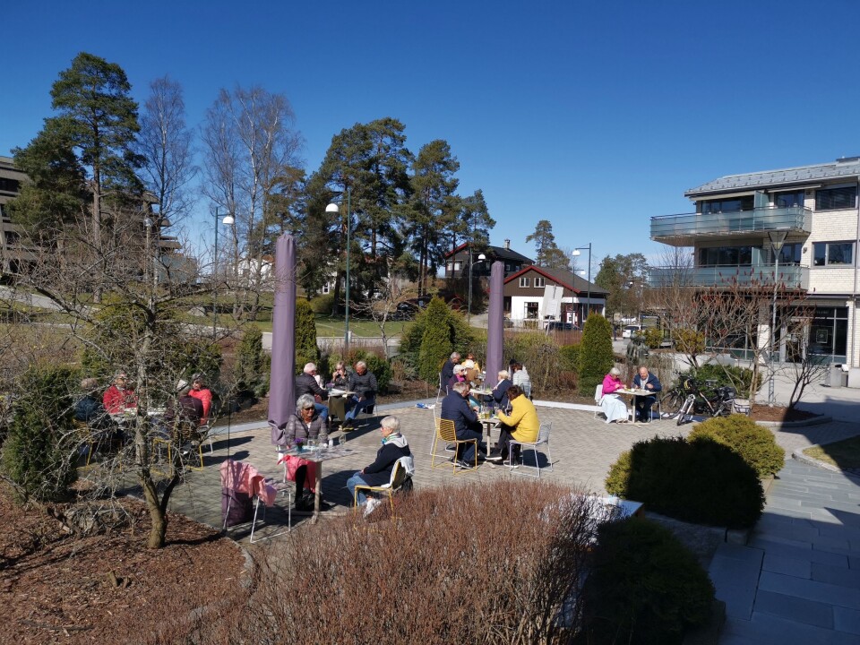 GOD AVSTAND: Det var godt besøk på uteserveringen da Oppegård Avis var innom fredag. Gjestene satt med korrekt avstand fra hverandre. GOD AVSTAND: Det var godt besøk på uteserveringen da Oppegård Avis var innom fredag. Gjestene satt med korrekt avstand fra hverandre.
