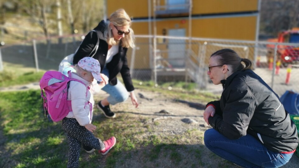 GLEDELIG GJENSYN: Men Sofia (3) var også litt spent da hun fikk møte igjen Anna, som jobber i barnehagen på Kolbotn. GLEDELIG GJENSYN: Men Sofia (3) var også litt spent da hun fikk møte igjen Anna, som jobber i barnehagen på Kolbotn.