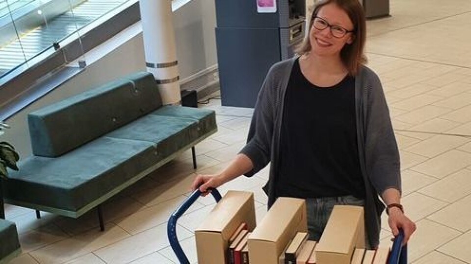 LEVERER: Bibliotekar Kristin Myklebust er klar til å frakte ut bestilte bøker fra biblioteket. LEVERER: Bibliotekar Kristin Myklebust er klar til å frakte ut bestilte bøker fra biblioteket.