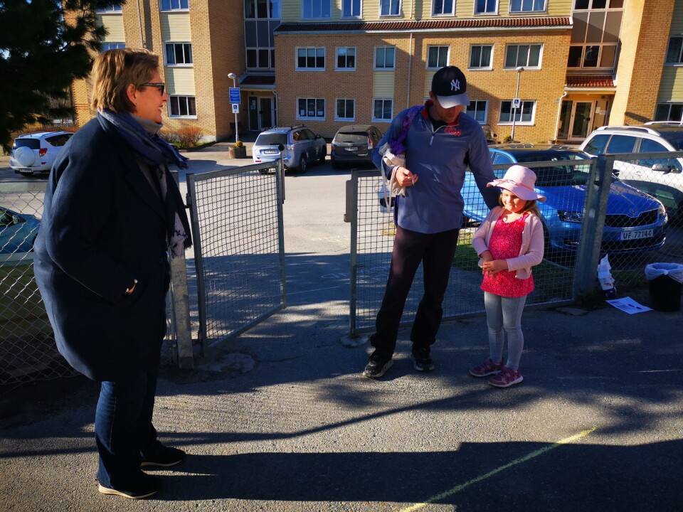 ORDFØRERMØTE: Fem år gamle Thea og pappa Andreas slo av en prat med ordfører Hanne Opdan på vei inn i barnehagen. ORDFØRERMØTE: Fem år gamle Thea og pappa Andreas slo av en prat med ordfører Hanne Opdan på vei inn i barnehagen.