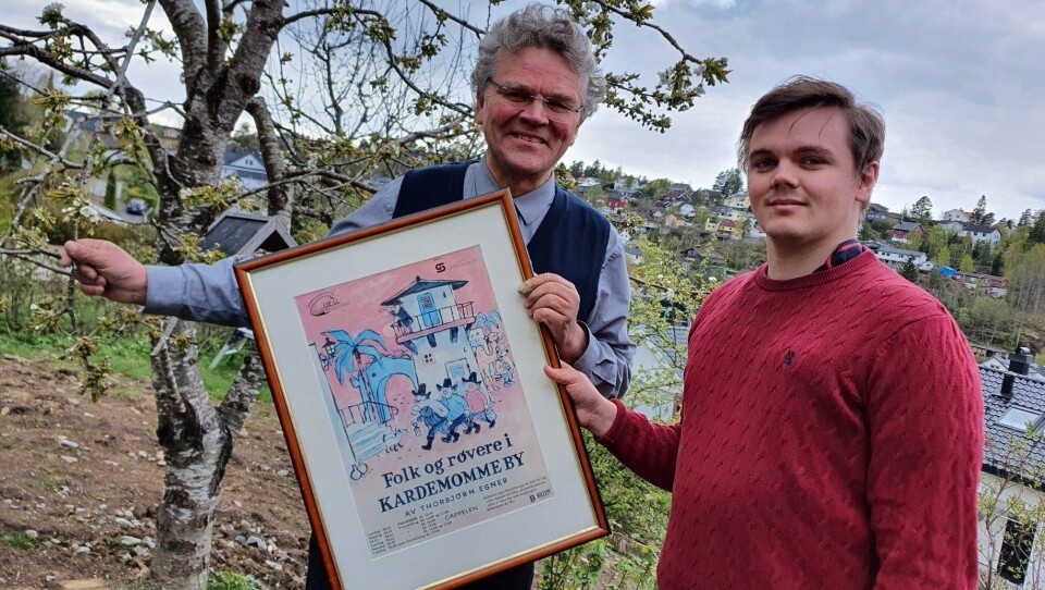 27 + 10 ÅR MED OPAL: OPAL, som ble grunnlagt i 1983, betyr enormt mye for Asle Simensen, som har spilt i det lokale amatørteaterlaget siden høsten 1993. «Folk og røvere i Kardemomme by» var det første stykket han spilte der. Nå gleder han seg til 'Aladdin'. Alle de tre barna til Asle Simensen har vært med i OPAL. Simen Simensen (25) har spilt i ti forestillinger og skal være med i neste stykke. 27 + 10 ÅR MED OPAL: OPAL, som ble grunnlagt i 1983, betyr enormt mye for Asle Simensen, som har spilt i det lokale amatørteaterlaget siden høsten 1993. «Folk og røvere i Kardemomme by» var det første stykket han spilte der. Nå gleder han seg til 'Aladdin'. Alle de tre barna til Asle Simensen har vært med i OPAL. Simen Simensen (25) har spilt i ti forestillinger og skal være med i neste stykke.