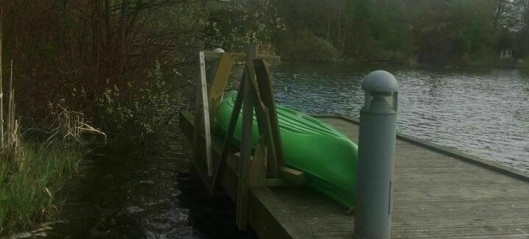 Fant ramponert stativ og kano slengt ut i vannet