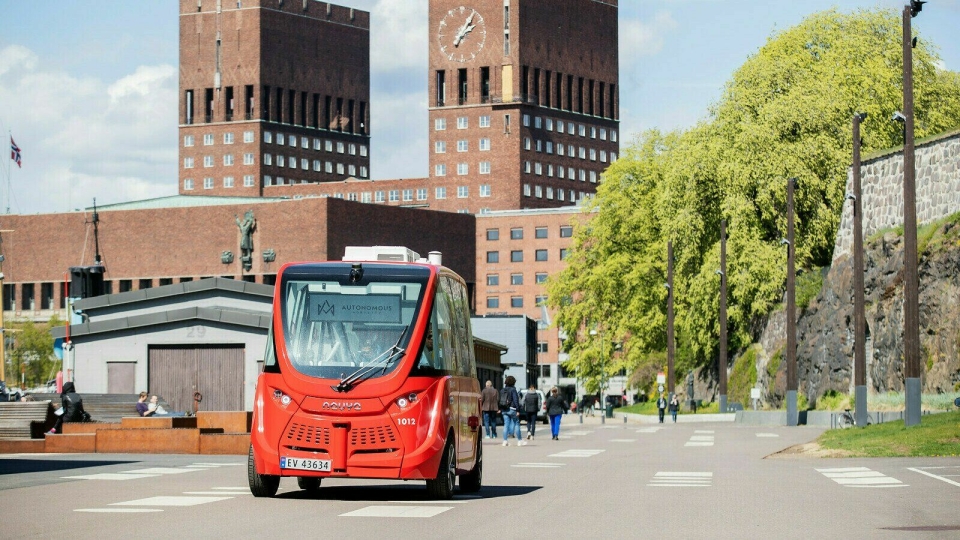 FRA OSLO TIL SKI: Bildet viser en av de to selvkjørende bussene på Akershusstranda i Oslo. Snart vil du se slike selvkjørende kjøretøy i vår kommune.