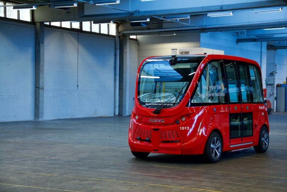 PLASS TIL ÅTTE PASSASJERER OG EN VERT: Bildet viser en av de to selvkjørende bussene som kjører på linje 35 på Akershusstranda.Minibussene er produsert av den franske produsenten Navya. Modellen som kjører på linje 35 er Arma (elektrisk og utslippsfri minibuss, som tar åtte passasjerer i tillegg til en vert). PLASS TIL ÅTTE PASSASJERER OG EN VERT: Bildet viser en av de to selvkjørende bussene som kjører på linje 35 på Akershusstranda.Minibussene er produsert av den franske produsenten Navya. Modellen som kjører på linje 35 er Arma (elektrisk og utslippsfri minibuss, som tar åtte passasjerer i tillegg til en vert).