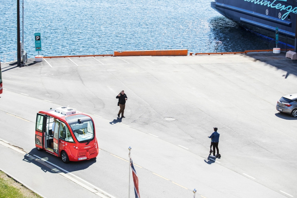 FRA OSLO TIL NORDRE FOLLO: Bildet viser selvkjørende buss på Akerhusstranda i Oslo. Etter å ha etablert to selvkjørende bussruter i Oslo i fjor, flyttes fokuset i år ut av hovedstaden til Ski.