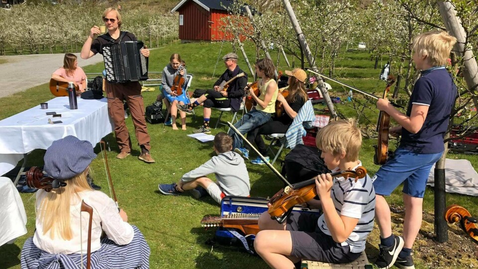 MAZURKA PÅ SJØDALSTRAND: Søndag 3. mai var andre gang Svartskog Spelemannslag møttes for å øve ute etter at de strenge tiltakene ble innført. Flere forbipasserende stoppet for å oppleve herlig musikk og flott samspill. MAZURKA PÅ SJØDALSTRAND: Søndag 3. mai var andre gang Svartskog Spelemannslag møttes for å øve ute etter at de strenge tiltakene ble innført. Flere forbipasserende stoppet for å oppleve herlig musikk og flott samspill.
