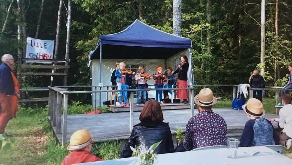 FØRSTE KONSERT PÅ SOLHEIM: Historisk bilde av Svartskog Spelemannslag fra den aller første konserten de spilte på Solheim på Svartskog i 2015. Dette bildet kan du også se i årets kalender til Oppegård historielag. FØRSTE KONSERT PÅ SOLHEIM: Historisk bilde av Svartskog Spelemannslag fra den aller første konserten de spilte på Solheim på Svartskog i 2015. Dette bildet kan du også se i årets kalender til Oppegård historielag.