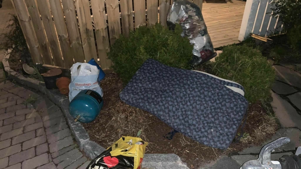 SØPPEL VED INNGANGEN: Dette var bare noe av søppelet som ble dumpet utenfor inngangsdøren til Helge Marstrander og familien på Greverud.