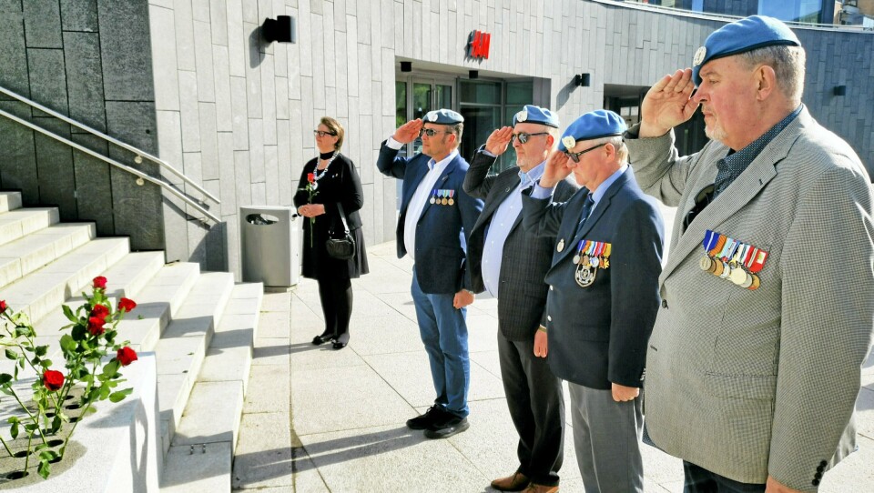 VETERANER: FN-veteranene FN-veteranene Arne Tandberg (t.v.), Steinar Eriksen, Pål Morten Bjarkøy og Lars Erik Kristiansen viste sin heder til falne soldater ved det nye minnesmerket på Jan Baalsruds plass. VETERANER: FN-veteranene FN-veteranene Arne Tandberg (t.v.), Steinar Eriksen, Pål Morten Bjarkøy og Lars Erik Kristiansen viste sin heder til falne soldater ved det nye minnesmerket på Jan Baalsruds plass.