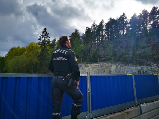 SPEIDET MOT SKOGEN: En av politibetjentene hadde post like ovenfor byggeplassen til den nye skolen på Kolbotn. Vedkommende speidet mot skogen for å se etter aktivitet. SPEIDET MOT SKOGEN: En av politibetjentene hadde post like ovenfor byggeplassen til den nye skolen på Kolbotn. Vedkommende speidet mot skogen for å se etter aktivitet.