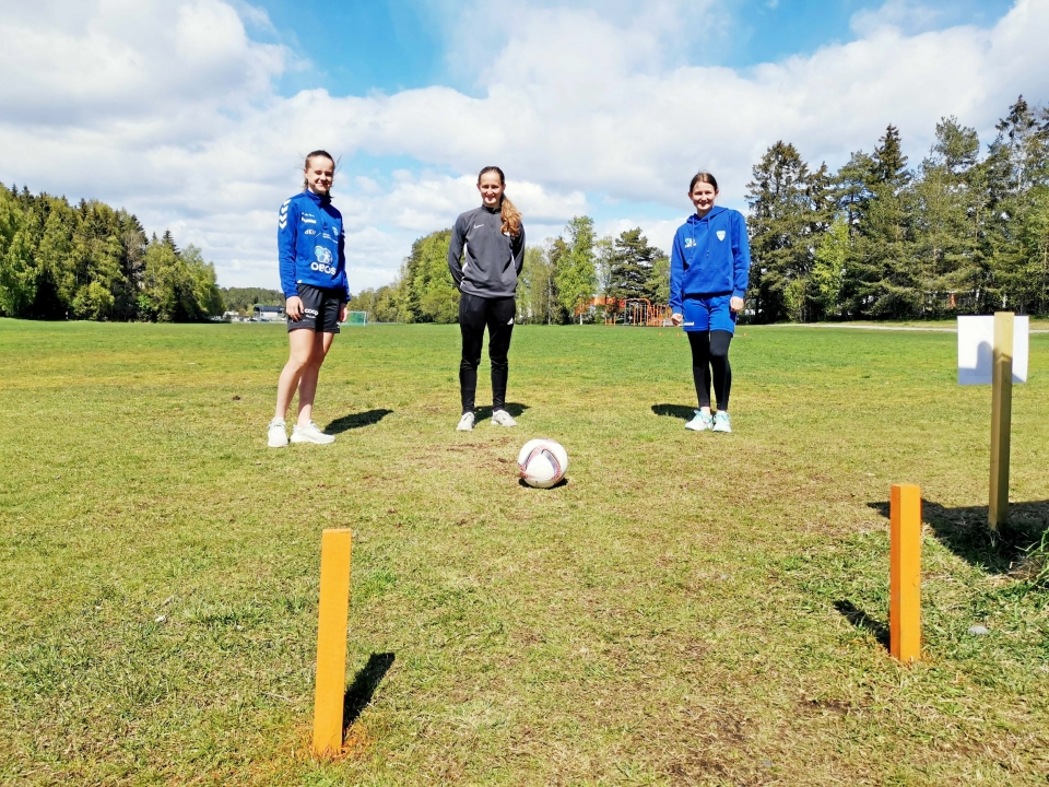 LIKER FOTBALLGOLF: Venninnene Nathalie Jørgensen, Guro Møller og Andrea Møller har allerede prøvd seg på fotballgolfbanen.