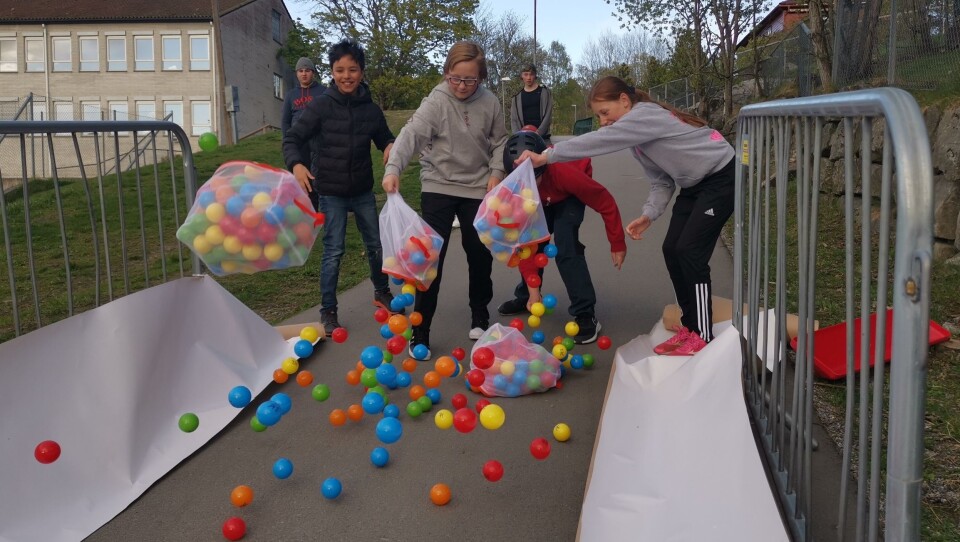 TESTET: Unge musikanter testet mandag kveld at ballene fikk god fart i løypa. 17. mai er det ballrace på Greverud. TESTET: Unge musikanter testet mandag kveld at ballene fikk god fart i løypa. 17. mai er det ballrace på Greverud.