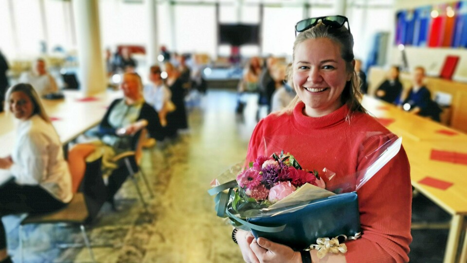 HEDRET: Henriette Furebotn ble Årets sykepleier 2019 i Akershus. Hun mottok både pris, gavekort og hyllest fra kollegene i bakgrunnen. HEDRET: Henriette Furebotn ble Årets sykepleier 2019 i Akershus. Hun mottok både pris, gavekort og hyllest fra kollegene i bakgrunnen.