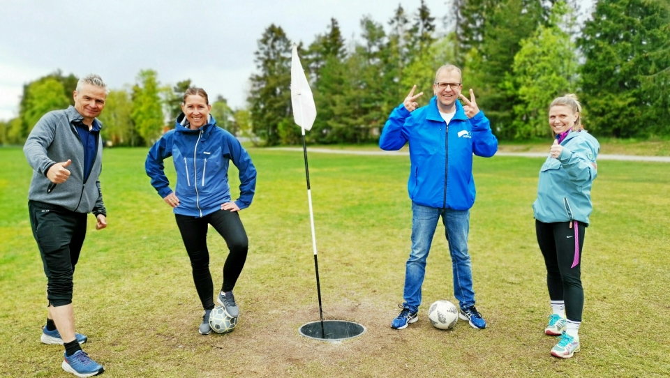 TOMLER OPP: Lokalpolitikerne fant raskt tonen i den særdeles uhøytidelige matchen på den nye fotballgolfbanen. Fra venstre: Jarle Ørnebo (Frp), Therese Bae (Ap), Helge Marstrander (H) og Camilla Hille (V).