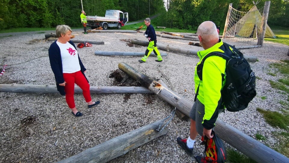 TATT NED: Daglig leder Hege Frøyna i Oppegård idrettslag og Per Kristiansen fra Nordre Follo kommune kunne fredag morgen konstatere at flere av stokkene i myldreparken var angrepet av råte i overgangen mellom bakke og luft. TATT NED: Daglig leder Hege Frøyna i Oppegård idrettslag og Per Kristiansen fra Nordre Follo kommune kunne fredag morgen konstatere at flere av stokkene i myldreparken var angrepet av råte i overgangen mellom bakke og luft.