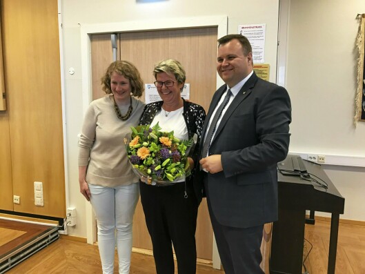 FØRSTE RÅDMANN I NORDRE FOLLO: På et ekstraordinært møte 22. mai 2017 vedtok kommunestyrene i tidligere Ski og Oppegård å tilby Gro Herheim stillingen som administrasjonssjef i Nordre Follo. Her gratuleres hun av tidligere Ski-ordfører Tuva Moflag og tidligere Oppegård-ordfører Thomas Sjøvold. FØRSTE RÅDMANN I NORDRE FOLLO: På et ekstraordinært møte 22. mai 2017 vedtok kommunestyrene i tidligere Ski og Oppegård å tilby Gro Herheim stillingen som administrasjonssjef i Nordre Follo. Her gratuleres hun av tidligere Ski-ordfører Tuva Moflag og tidligere Oppegård-ordfører Thomas Sjøvold.