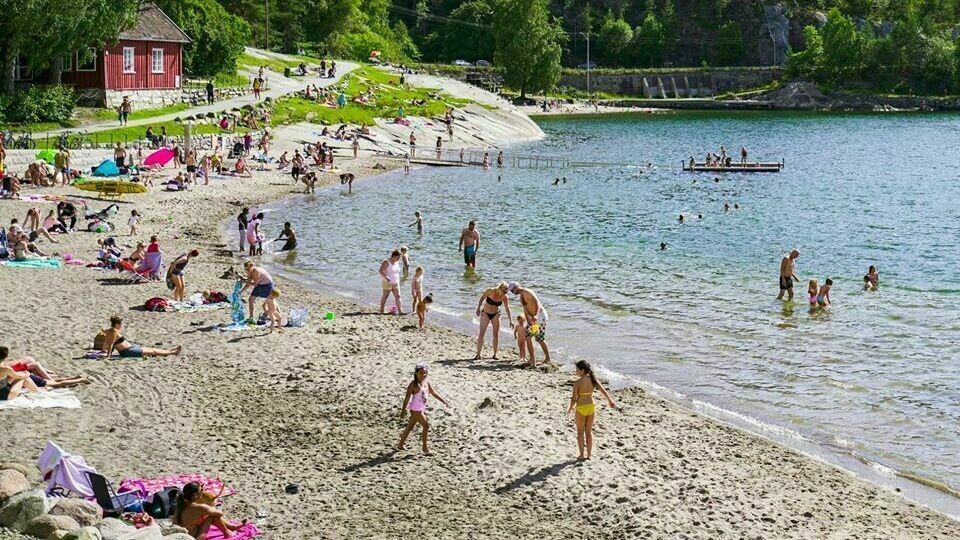 KLOAKKUTSLIPP FRA TOALETTENE: Til tross for at det var satt opp skilter på stranden, har det vært mange mennesker som badet der i dag. KLOAKKUTSLIPP FRA TOALETTENE: Til tross for at det var satt opp skilter på stranden, har det vært mange mennesker som badet der i dag.