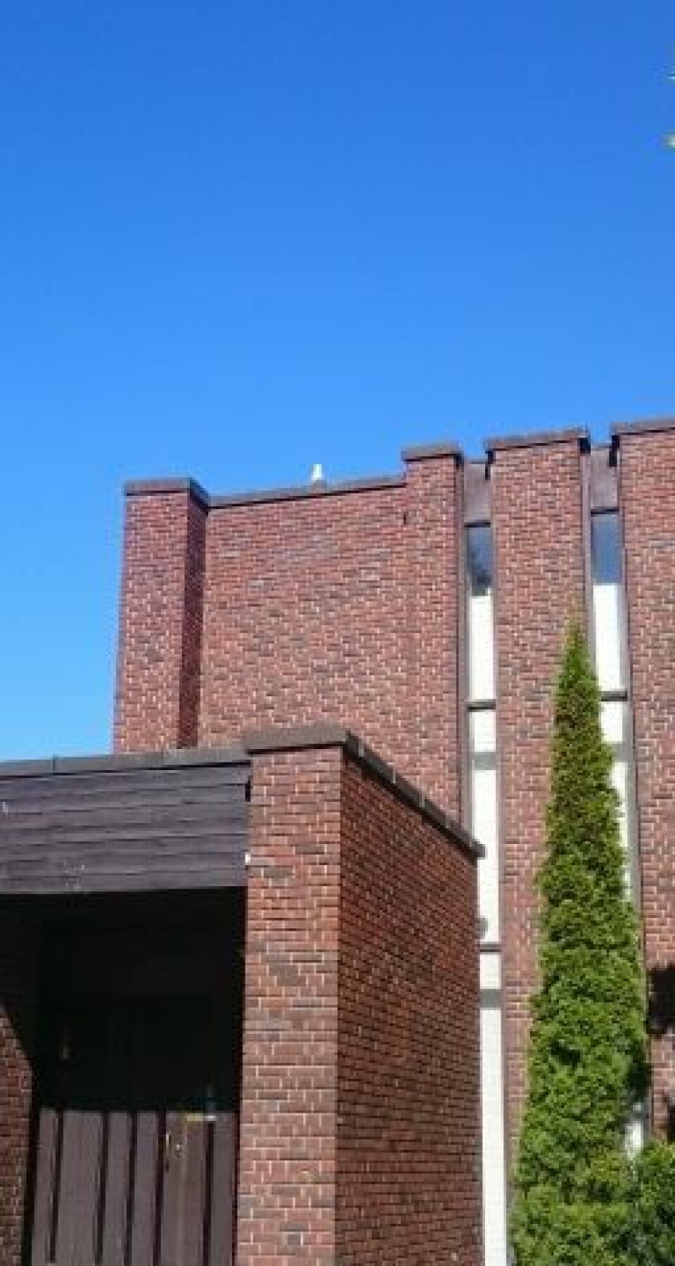 FISKEMÅKE PÅ KIRKETAKET: – På bildet ser du ironisk nok fiskemåken som sitter på taket til Greverud kirke. Jeg håper måkene har unger der tross alt! sier Mariella Nora Isabella Filberg Memo. FISKEMÅKE PÅ KIRKETAKET: – På bildet ser du ironisk nok fiskemåken som sitter på taket til Greverud kirke. Jeg håper måkene har unger der tross alt! sier Mariella Nora Isabella Filberg Memo.
