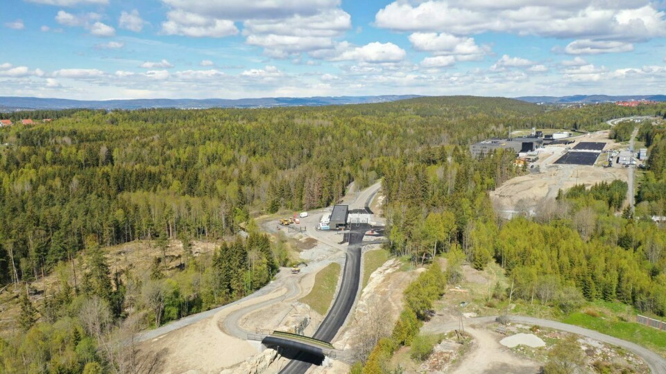 TURVEIBRO: Bildet viser adkomstområdet med den nye turveibroen i forgrunnen og helikopterlandingsplassen i bakgrunnen. TURVEIBRO: Bildet viser adkomstområdet med den nye turveibroen i forgrunnen og helikopterlandingsplassen i bakgrunnen.