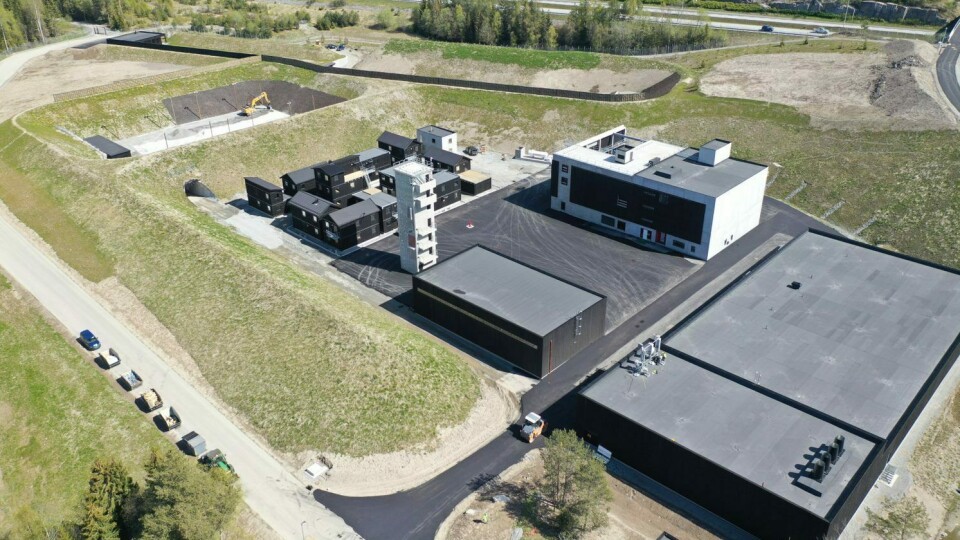 Bildet viser treningsområdet med innendørs skytebane, skytehus og klatretårn i forgrunnen. Du kan også se SIBO-landsby (Strid I Bebygd Område) og utendørs skytebaner i bakgrunnen. Bildet viser treningsområdet med innendørs skytebane, skytehus og klatretårn i forgrunnen. Du kan også se SIBO-landsby (Strid I Bebygd Område) og utendørs skytebaner i bakgrunnen.