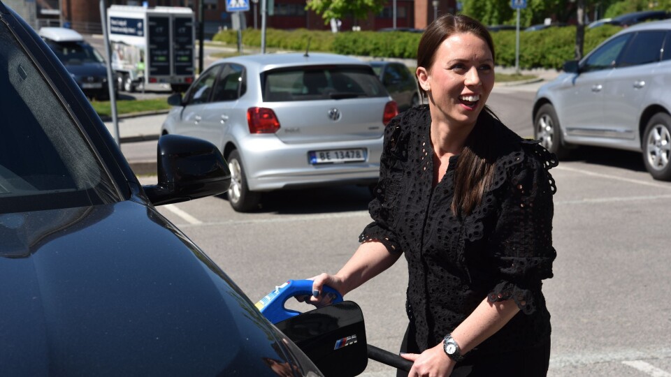 BLE DETTE KORREKT?Senterleder Marianne Thoresen-Larsen tester at ladekabelen passer familiens ladbare hybrid. BLE DETTE KORREKT?Senterleder Marianne Thoresen-Larsen tester at ladekabelen passer familiens ladbare hybrid.
