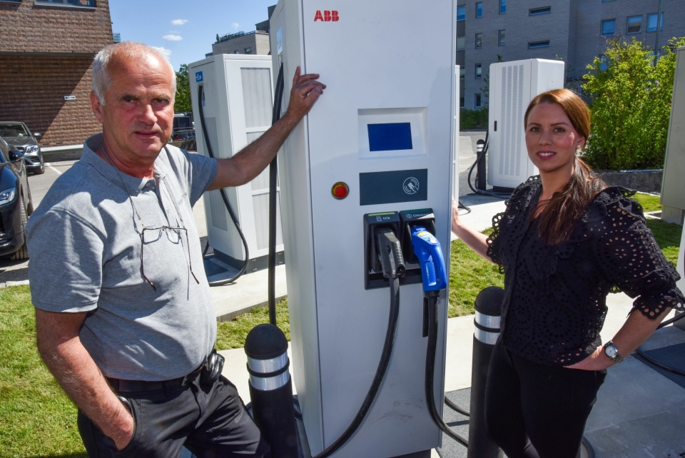 NYE LADERE: Senterleder Marianne Thoresen-Larsen og driftsleder Edvard Haugom ved Kolbotn Torg er klar til å ønske kundene velkomne til nye el-bil-ladere både på utendørs- og innendørsparkeringen.
