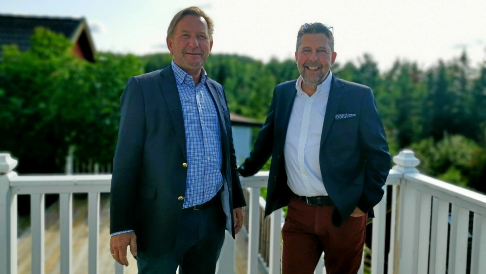 KLARE TIL Å SELGE KOMMUNAL EIENDOM: Daglig leder Anders Foss og eiendomsmegler Truls Myrbråten  i Foss & Co Eiendomsmegling AS er fornøyde med tildelingen av oppdraget.