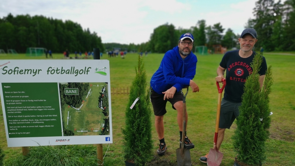 KLART FOR TURNERING: Knut Erik Sturm og Pål Wirak brukte tirsdagskvelden på å plante tujaer ved første utspark. Søndag er sommerturnering.