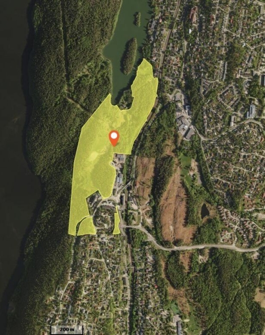 DEL AV TOMTEN: Bildet viser den kommunale eiendommen 241/35 (Nedre Ekornrud), som er over 228.102 kvadratmeter i areal. En del av denne eiendommen er vedtatt solgt.
