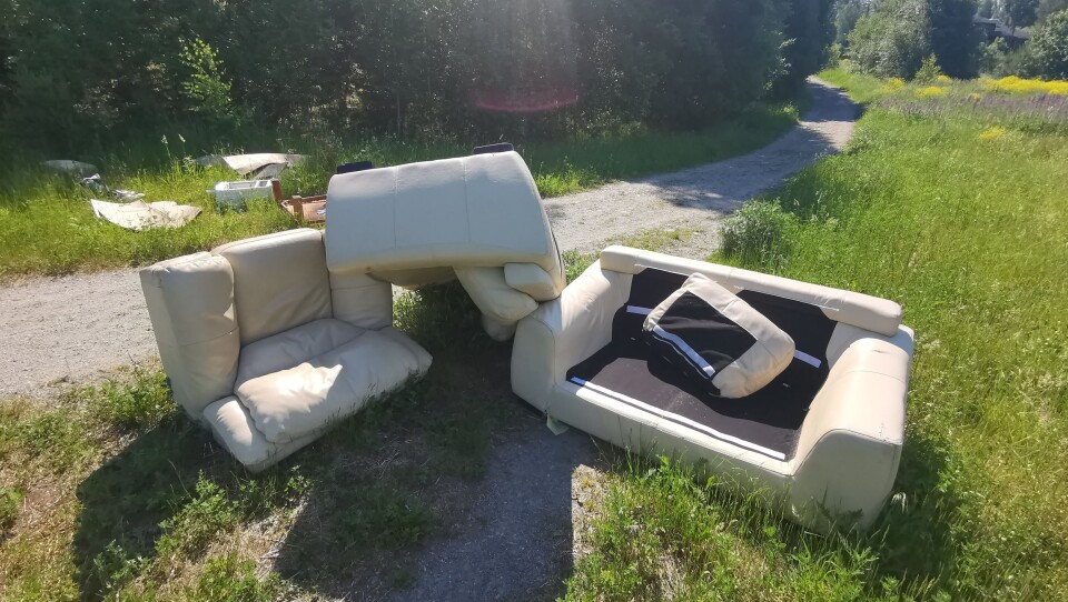 DUMPET PÅ TURSTIEN: En hvit skinnsofa med puter og mye annet avfall ligger dumpet på turstien på Ekornrud. DUMPET PÅ TURSTIEN: En hvit skinnsofa med puter og mye annet avfall ligger dumpet på turstien på Ekornrud.