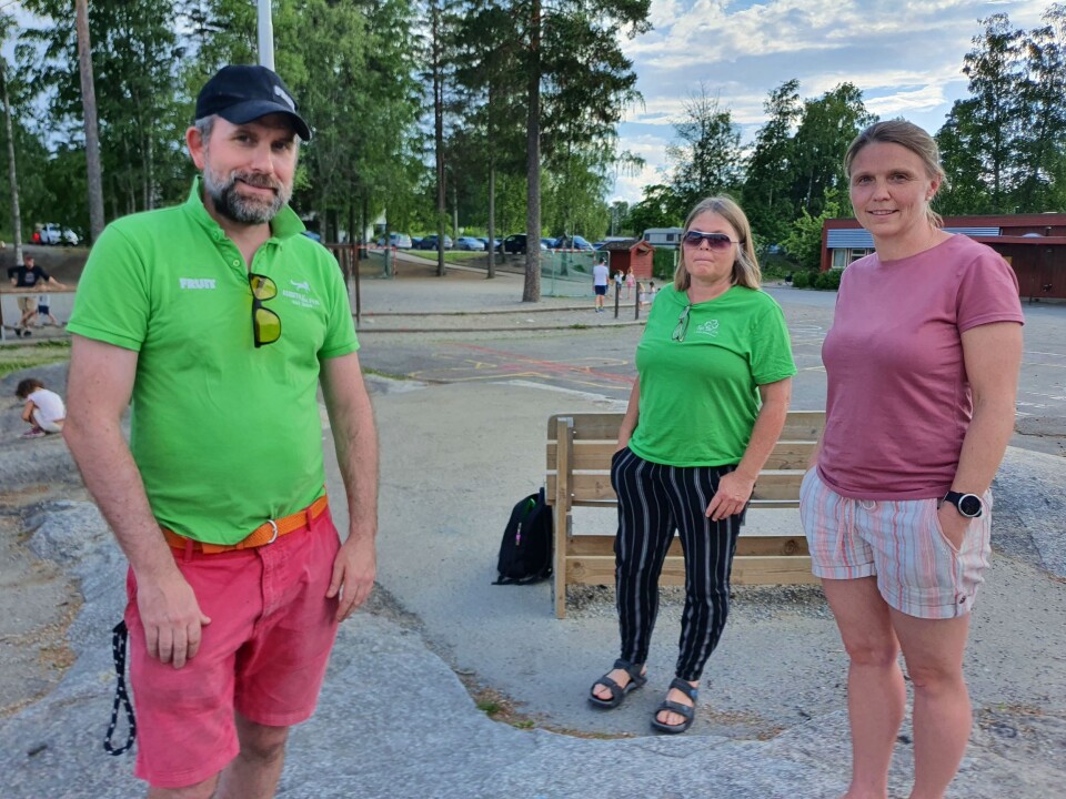 HOLDT TALE FOR FORESATTE: Lokalpolitikerne Paal Sjøvall (Sp), Hilde Widerberg (Sp), Camilla Hille (V) og Ola Øygard (Pp), møtte opp på arrangementet 'Siste opprop for ny Sofiemyr skole' tirsdag 16. juni. HOLDT TALE FOR FORESATTE: Lokalpolitikerne Paal Sjøvall (Sp), Hilde Widerberg (Sp), Camilla Hille (V) og Ola Øygard (Pp), møtte opp på arrangementet 'Siste opprop for ny Sofiemyr skole' tirsdag 16. juni.