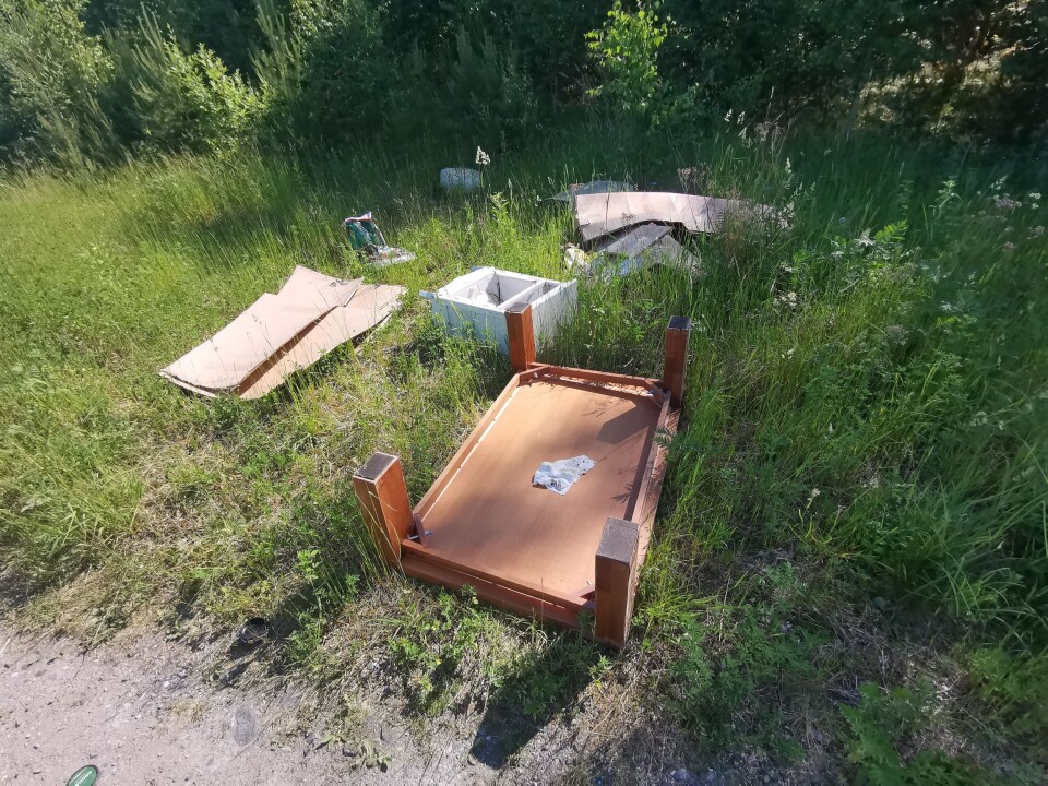 BORD PÅ HODET: Noen har tydeligvis byttet ut møblene. På andre siden av turstien lå blant mye annet dette sofabordet på hodet. BORD PÅ HODET: Noen har tydeligvis byttet ut møblene. På andre siden av turstien lå blant mye annet dette sofabordet på hodet.