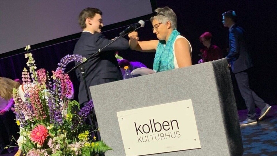 KORONAHILSEN: Kontaktlærer Gunn Torill Hokholt hilste på sine idrettselever i henhold til gjeldende smittevernsregler.
