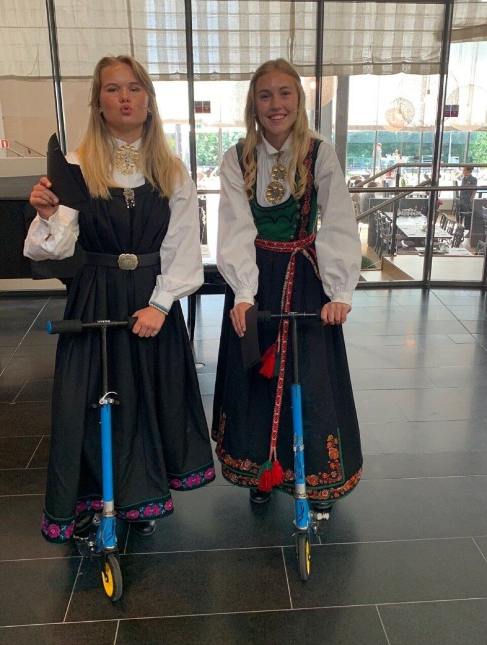 GJORDE INNTRYKK: Konferansierene Lily Isolde Morken og Gro Letnes Nergård sparkesyklet seg inn på scenen til Sal 1 på Kolben.