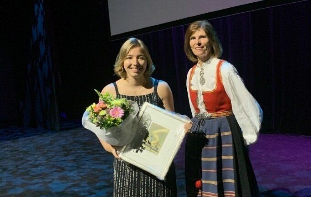 ÅRETS ROALD-ELEV: Elev Hedda Bjørnstad mottar hedersprisen som årets Roald-elev på Vg3. Her er hun sammen med rektor Elisabeth Edding.