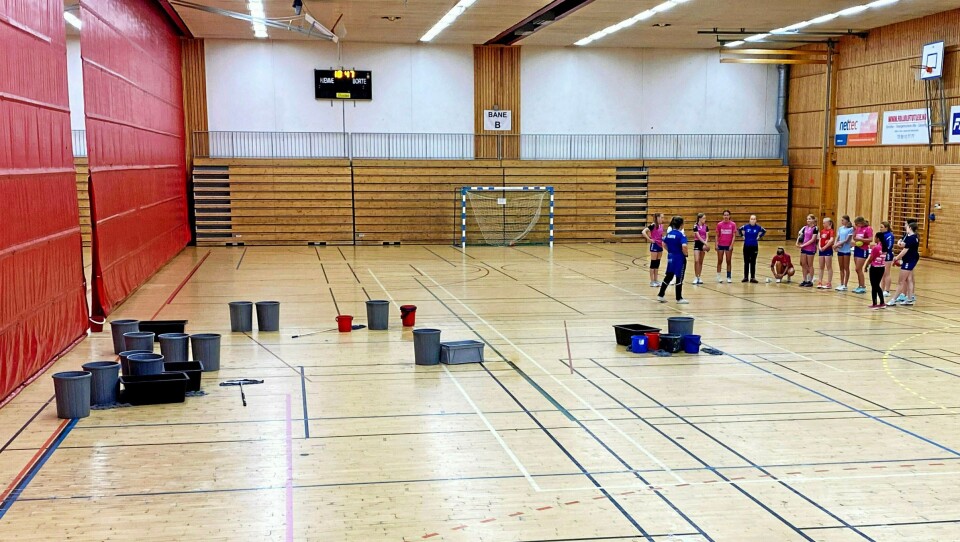 TØRKEVAKTER: Foreldre Oppegård Avis har snakket med forteller at det må være tørkevakter til stede i Sofiemyrhallen når det regner ute. Mandag var dette situasjonen for Jenter05-laget. TØRKEVAKTER: Foreldre Oppegård Avis har snakket med forteller at det må være tørkevakter til stede i Sofiemyrhallen når det regner ute. Mandag var dette situasjonen for Jenter05-laget.