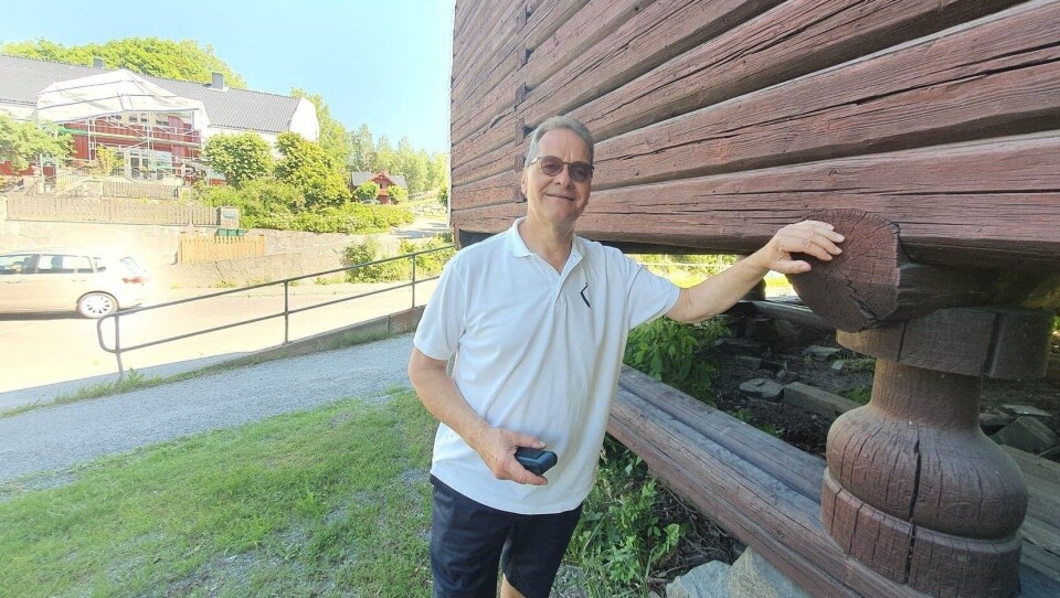 REHABILITERER KULLEBUND GÅRD: På bildet kan du se malermester Ole Andreas Klaveness ved stabburet. I bakgrunnen kan du også se våningshuset fra 1898, som ligger på den andre siden av Kolbotnveien. REHABILITERER KULLEBUND GÅRD: På bildet kan du se malermester Ole Andreas Klaveness ved stabburet. I bakgrunnen kan du også se våningshuset fra 1898, som ligger på den andre siden av Kolbotnveien.