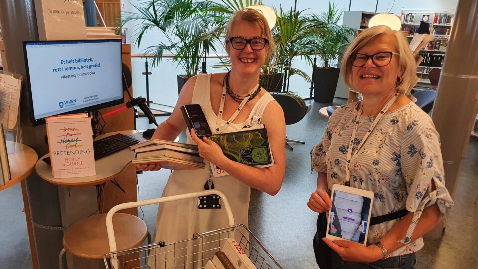 ENKELT OG GRATIS: Bibliotekarene Kristine Mesgrahl og Guri Grimstad ved Nordre Follo bibliotek, avdeling Kolben, anbefaler alle å teste bibliotekets digitale tjenester i sommer. – «Lommeboka» er et helt bibliotek i lommen, helt gratis! sier de to bibliotekarene. ENKELT OG GRATIS: Bibliotekarene Kristine Mesgrahl og Guri Grimstad ved Nordre Follo bibliotek, avdeling Kolben, anbefaler alle å teste bibliotekets digitale tjenester i sommer. – «Lommeboka» er et helt bibliotek i lommen, helt gratis! sier de to bibliotekarene.