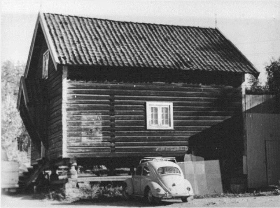 TIDLIGERE BUTIKK OG VERKSTED: På bildet fra 1960-tallet ser du bilen til glassmester Kalleberg som brukte stabburet til verksted før Sentrumsbygget sto ferdig i 1968. Her fikk Kalleberg butikk og verksted på baksiden mot jernbanen. Tilbygget bak stabburet ble også brukt av Arne Martinsen som midlertidig matvarebutikk før han flyttet inn i lokalene til Oppegård Sparebank i 1963 (senere DNB NOR i Kolbotnveien). TIDLIGERE BUTIKK OG VERKSTED: På bildet fra 1960-tallet ser du bilen til glassmester Kalleberg som brukte stabburet til verksted før Sentrumsbygget sto ferdig i 1968. Her fikk Kalleberg butikk og verksted på baksiden mot jernbanen. Tilbygget bak stabburet ble også brukt av Arne Martinsen som midlertidig matvarebutikk før han flyttet inn i lokalene til Oppegård Sparebank i 1963 (senere DNB NOR i Kolbotnveien).