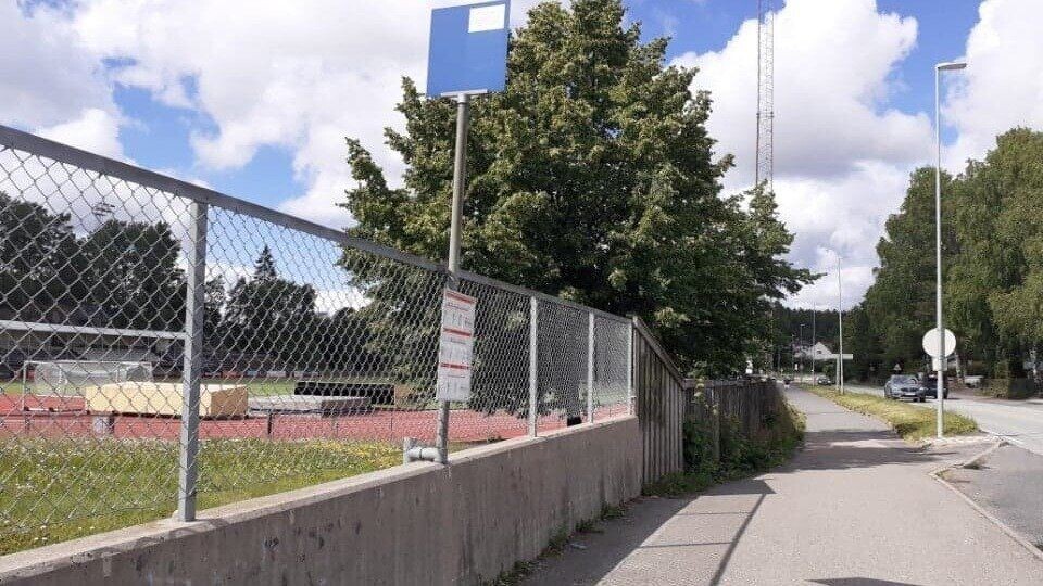 BLOTTET SEG OG ONANERTE: En eldre mann blottet seg og onanerte for en ung kvinne og en yngre jente ved klubbhuset på Sofiemyr mandag ettermiddag. BLOTTET SEG OG ONANERTE: En eldre mann blottet seg og onanerte for en ung kvinne og en yngre jente ved klubbhuset på Sofiemyr mandag ettermiddag.