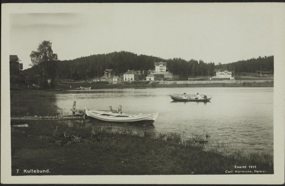 KOLBOTNVANNET OG KOLBOTN STASJON I 1922: I bakgrunnen ser du Kolbotn stasjon. Kolbotnvannet gikk da mye nærmere jernbanelinjen enn i dag. KOLBOTNVANNET OG KOLBOTN STASJON I 1922: I bakgrunnen ser du Kolbotn stasjon. Kolbotnvannet gikk da mye nærmere jernbanelinjen enn i dag.