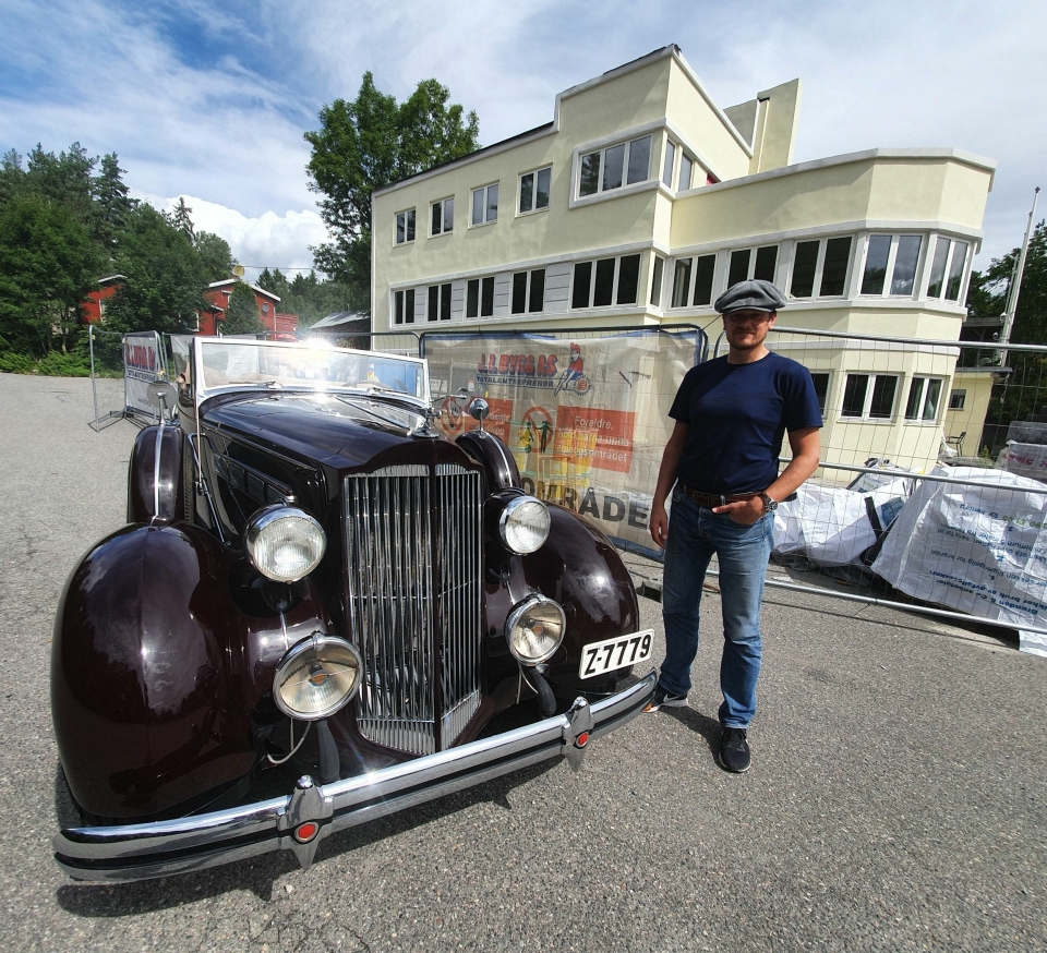 FRA 1930-TALLET: Thomas Falkenberg med sin Packard fra 1937 (veteranbilen ble kjøpt for 70.000 dollar på en auksjon i USA og ble fraktet til Norge for ti år siden), står utenfor Tyrigrava, som ble oppført i 1932.