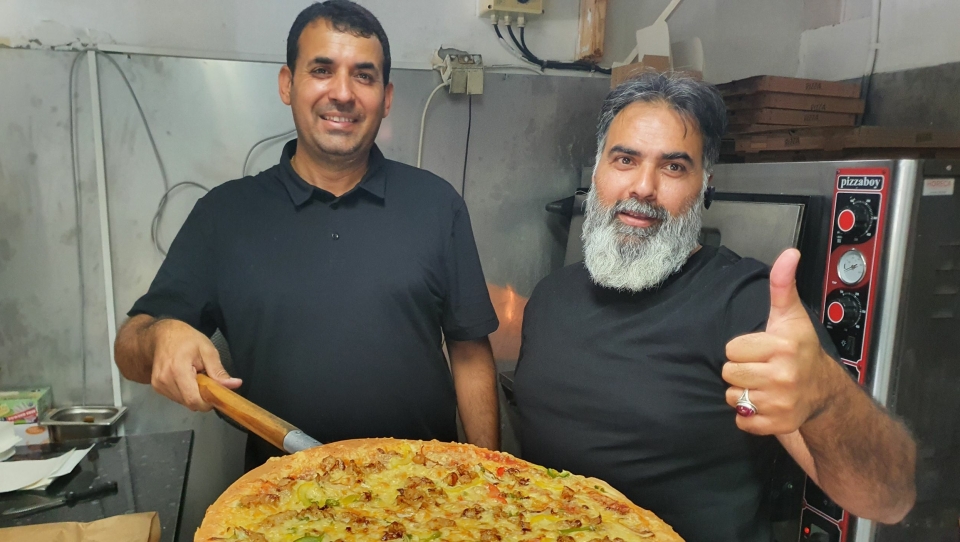 ØNSKER ALLE VELKOMMEN: Tasweer Shah (43) og Tamoor Bokhari (44) inviterer alle til å teste pizza hos Pizzakongen Oppegård.