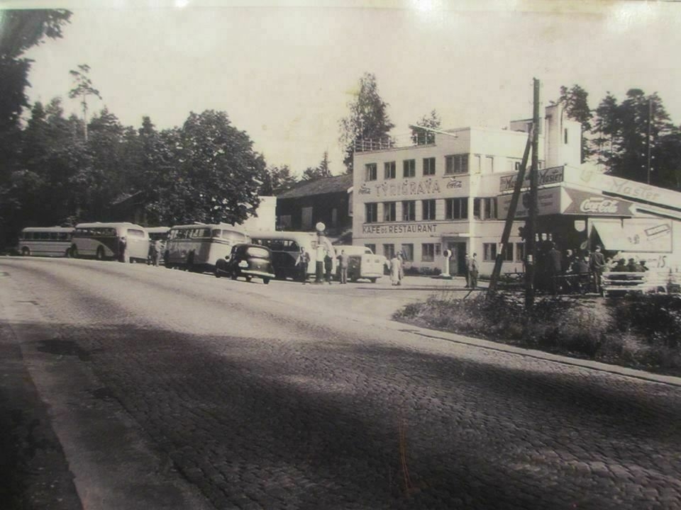 SJEKK SKILTET: Dagens bygning i funkisstil ble åpnet i 1933. Eiendommen hadde den første bensinpumpen langs Riksvei 1 (Esso) og Norges første døgnåpne kafé. Bildet viser Tyrigrava i 1953. Slik så bygningen også ut i 1933 da den ble åpnet.