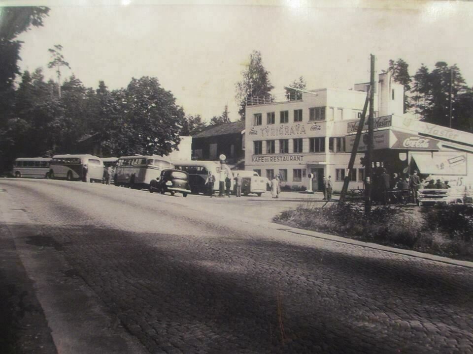 SJEKK SKILTET: Dagens bygning i funkisstil ble åpnet i 1933. Eiendommen hadde den første bensinpumpen langs Riksvei 1 (Esso) og Norges første døgnåpne kafé. Bildet viser Tyrigrava i 1953. Slik så bygningen også ut i 1933 da den ble åpnet. SJEKK SKILTET: Dagens bygning i funkisstil ble åpnet i 1933. Eiendommen hadde den første bensinpumpen langs Riksvei 1 (Esso) og Norges første døgnåpne kafé. Bildet viser Tyrigrava i 1953. Slik så bygningen også ut i 1933 da den ble åpnet.