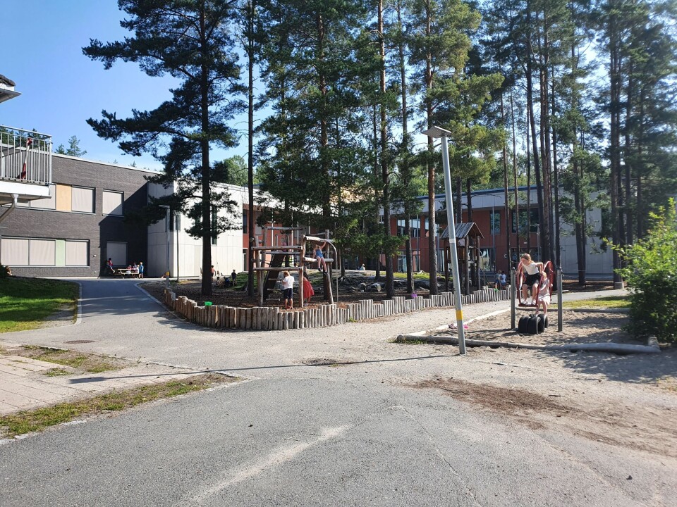SKOLEN I SKOGEN: Skolen har flere lekestativer til de yngste barna, men veldig få stativer til de eldste elevene på skolen. SKOLEN I SKOGEN: Skolen har flere lekestativer til de yngste barna, men veldig få stativer til de eldste elevene på skolen.