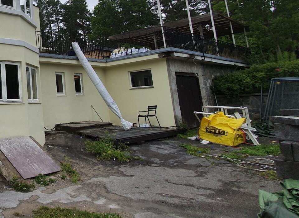 HER SKAL DET BYGGES ET MINDRE TILBYGG: Når tilbygget ved dagens garasje/lager er på plass, blir det kiosk-salg med uteservering. HER SKAL DET BYGGES ET MINDRE TILBYGG: Når tilbygget ved dagens garasje/lager er på plass, blir det kiosk-salg med uteservering.