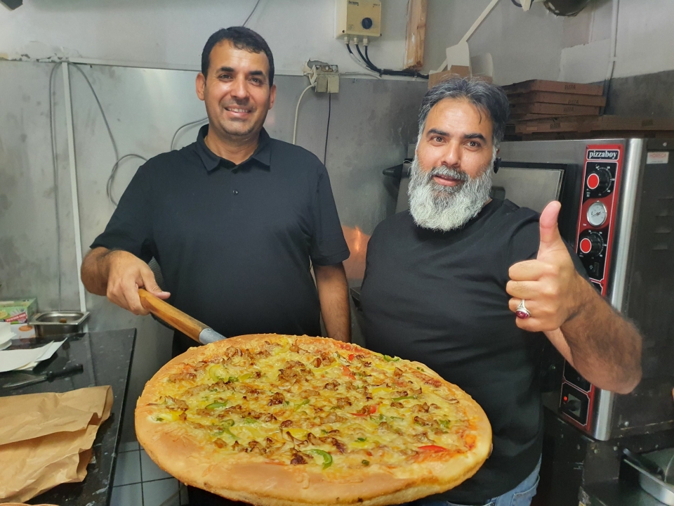 ØNSKER ALLE VELKOMMEEN: Tasweer Shah (43) og Tamoor Bokhari (44) inviterer alle til å teste pizza hos Pizzakongen Oppegård.